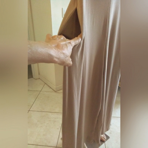 BNWOT BOUTIQUE ONSIE BEIGE SZ. OVERSIZED SM. POCKET PEEK HOLE DROOOOOOPY! - Picture 3 of 6